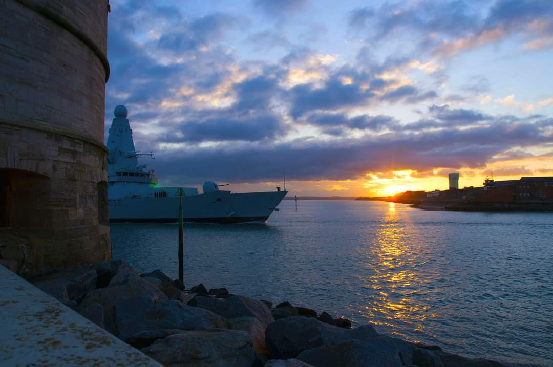 Enter the Daring @HMSDaring @NavyLookout @WarshipCam @WarshipsIFR @warshipworld