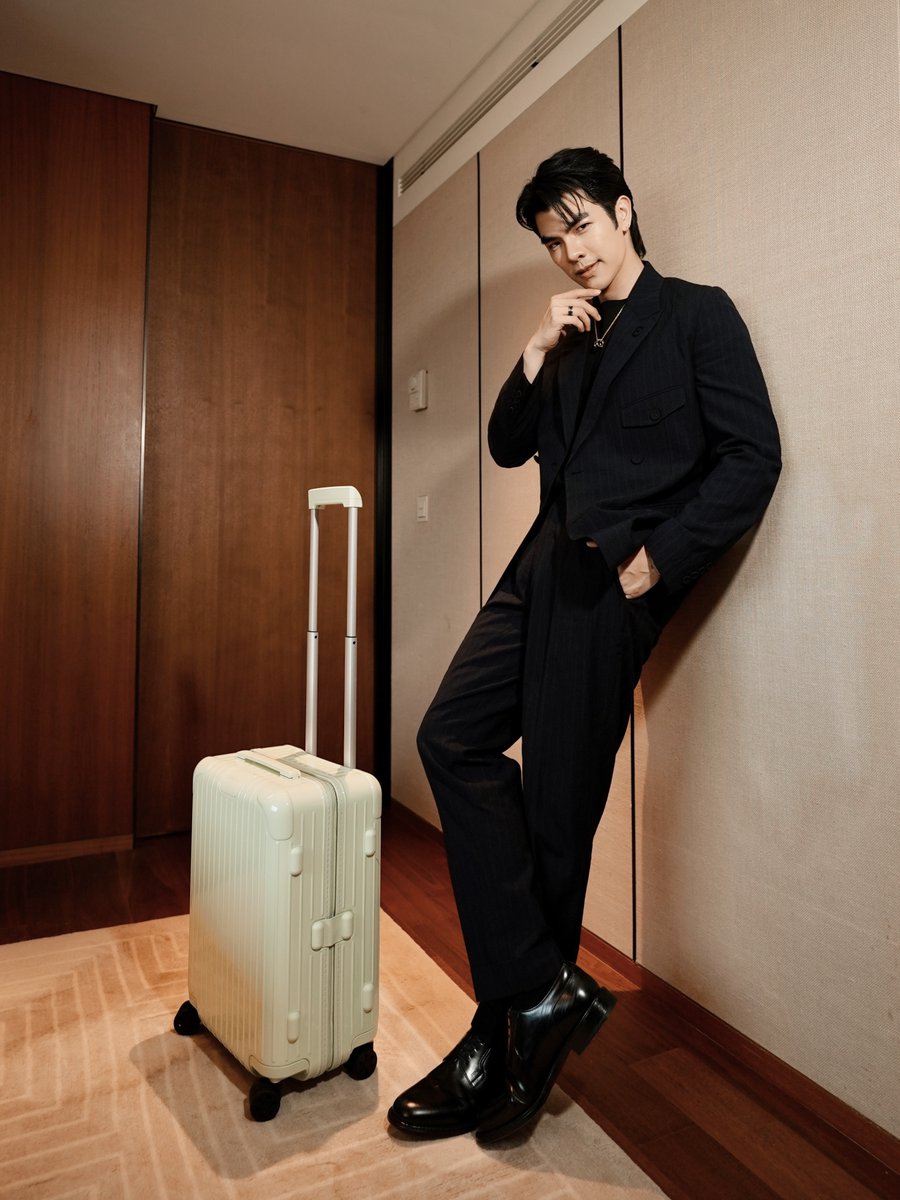 หล่อไม่หยุด! ชมอีกภาพของหนุ่ม #มายภาคภูมิ ขณะเตรียมเข้าร่วมอีเว้นท์ #RIMOWA พร้อมเปิดตัวสีพาสเทลสดใสจากคอลเล็กชั่นใหม่ล่าสุด มาถึง 2 สีอย่าง สี Mint และสี Papaya ให้เลือกใช้รับซัมเมอร์นี้ 💚

MILE AT RIMOWA SEOUL
#RIMOWAEssential
#MilePhakphum 
#RIMOWAxMile
#MintNews