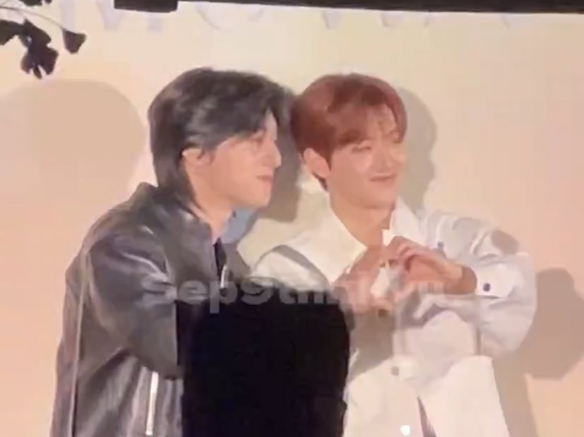 bbxvip_'s tweet photo. Haruto, Junkyu, Wonwoo and Scoups in one event. *cries happy tears* 🥹🩵

RIMOWA WITH HARUTO JUNKYU
#HARUKYU_X_RIMOWA
#TREASURE #트레���
@treasuremembers

SCOUPS AND WONWOO AT RIMOWA
#에스쿱스원우와_함께하는_리모와
#SCOUPSxRIMOWA
#WONWOOxRIMOWA
@pledis_17 @RIMOWA https://t.co/xiECww6Huj