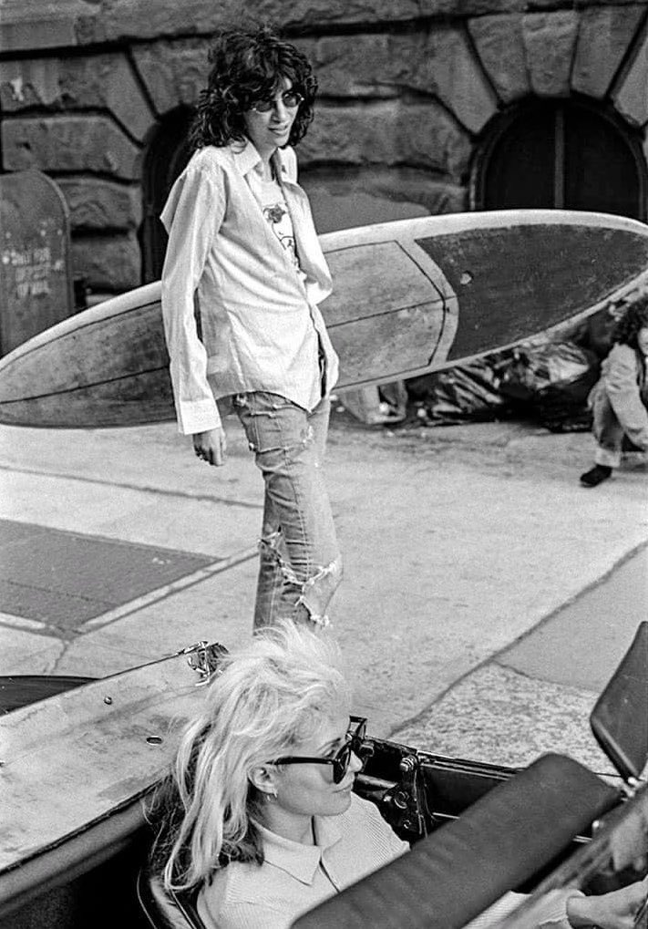 Remembering Joey Ramone, ‘ The Voice of Punk Rock America’, who we sadly lost #OnThisDay in 2001. 📷 With Debbie Harry for Punk Magazine’s ‘Mutant Monster Beach Party’ (Tom Hearn, 1977). #TheRamones #JoeyRamone #DebbieHarry #Punk #NewWave @NewWaveAndPunk