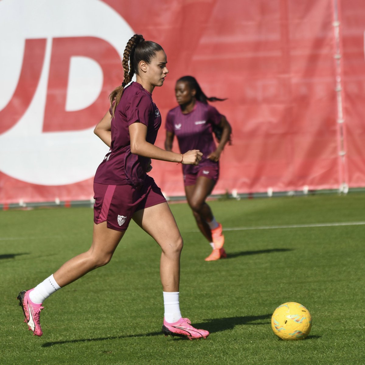 El #SevillaFCFem comenzó una nueva semana de trabajo en la ciudad deportiva con la mirada en el próximo domingo. 💪🏻⚪️🔴 #VillarrealSevillaFC #LigaF #WeareSevilla #NuncaTeRindas