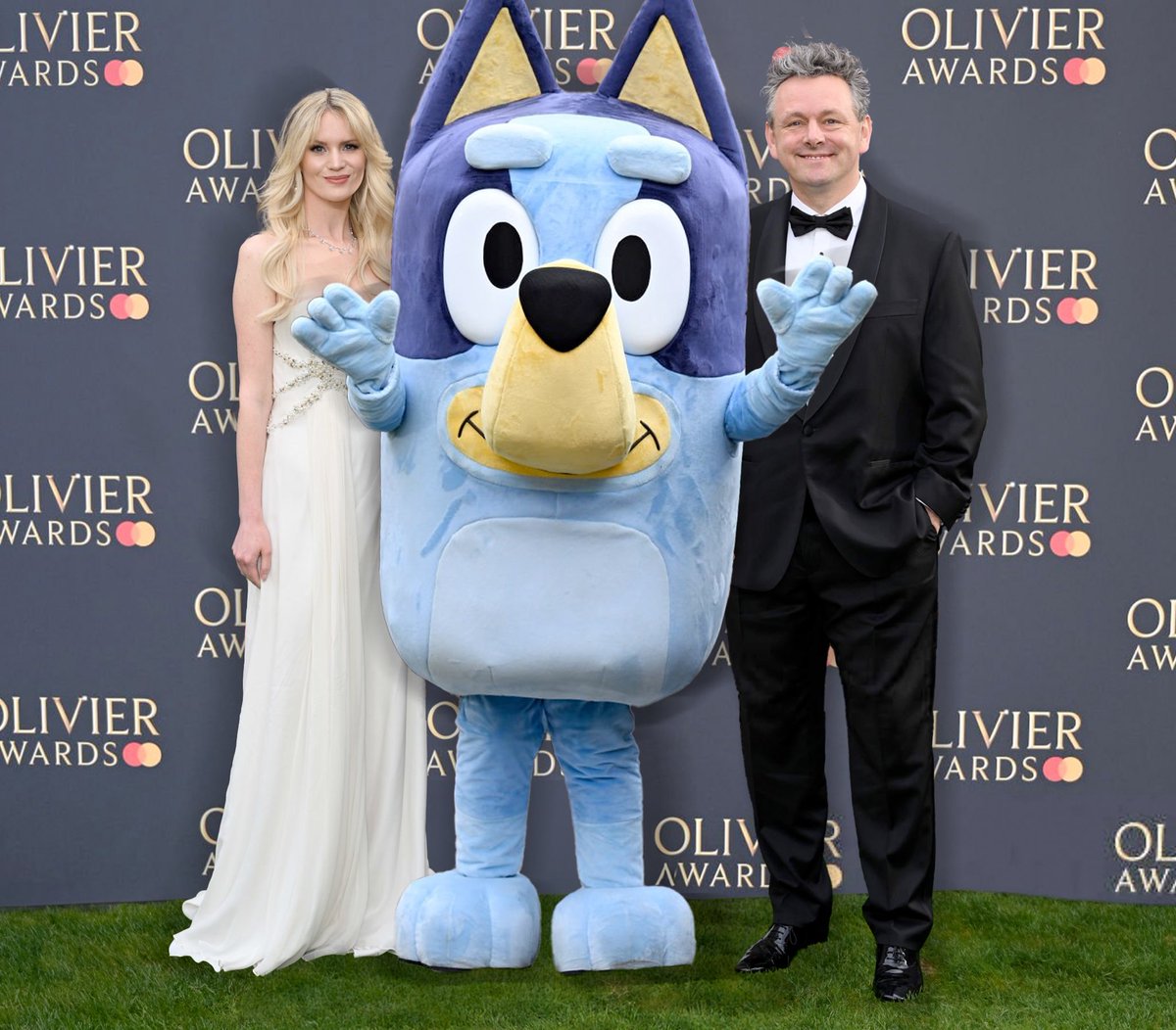 Too bad Michael and Anna missed out on a photo with Bluey so I PSed them together👀