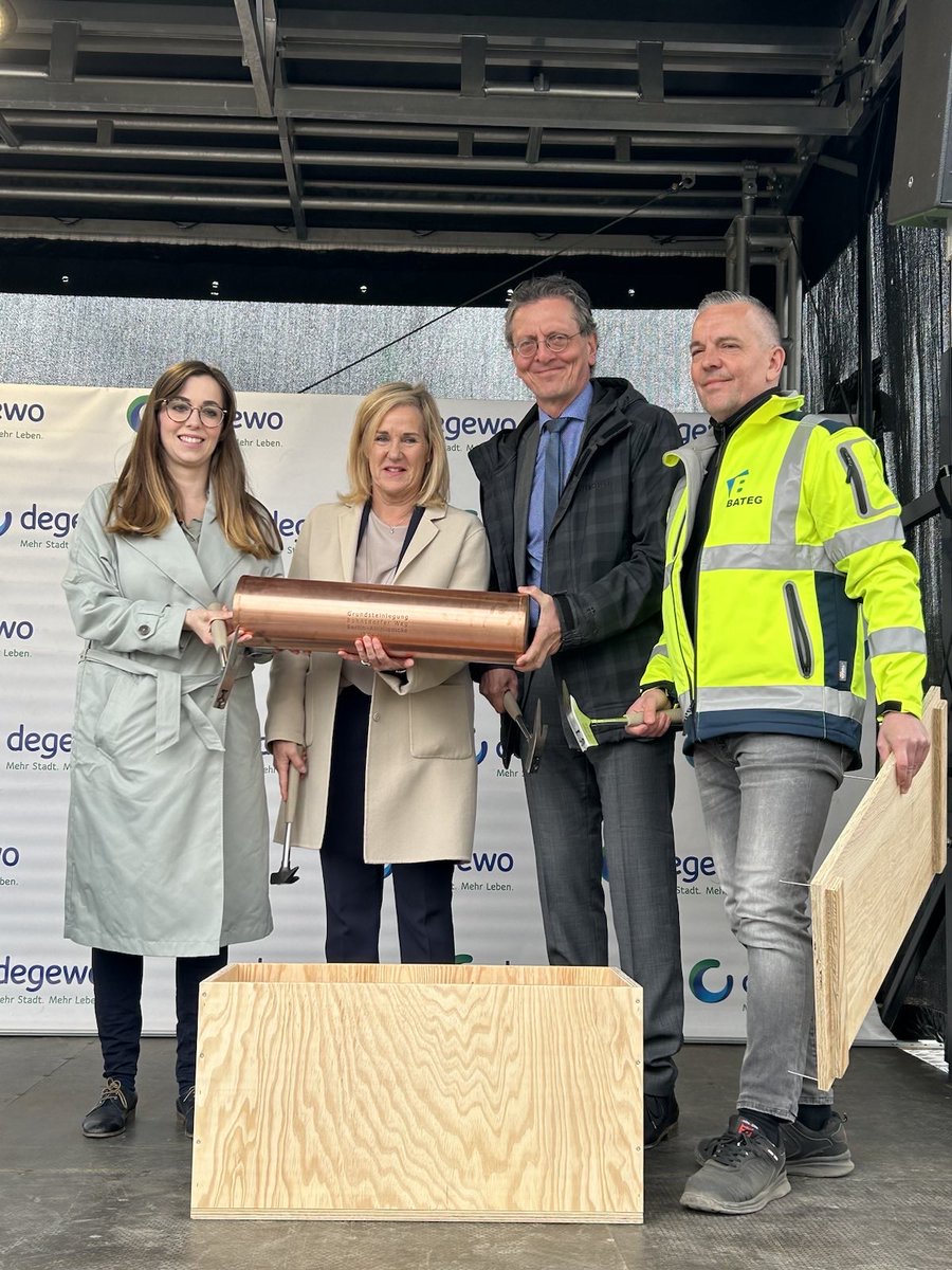 Grundsteinlegung zum 2. Bauabschnitt am Bohnsdorfer Weg: Die degewo baut hier insgesamt 462 #Wohnungen + Kita für 80 Kinder. Neben den regulären 420 Mietwohnungen entstehen auch 42 betreute Wohnungen für soziale Träger. Das „Quartier der Vielfalt“ soll 2027 fertig werden. 1/"