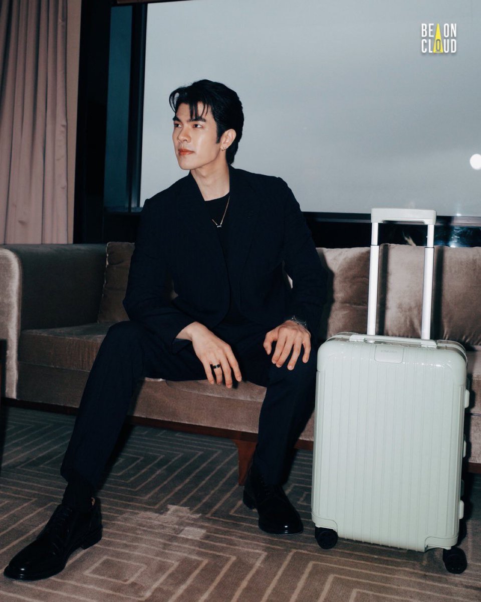 milephak_family's tweet photo. โอปป้า ไปฉายแสงที่เกาหลี✨✨

MILE AT RIMOWA SEOUL 

@milephakphum #RIMOWAxMile
#MilePhakphum 
#RIMOWA https://t.co/dLLwXnUj7a