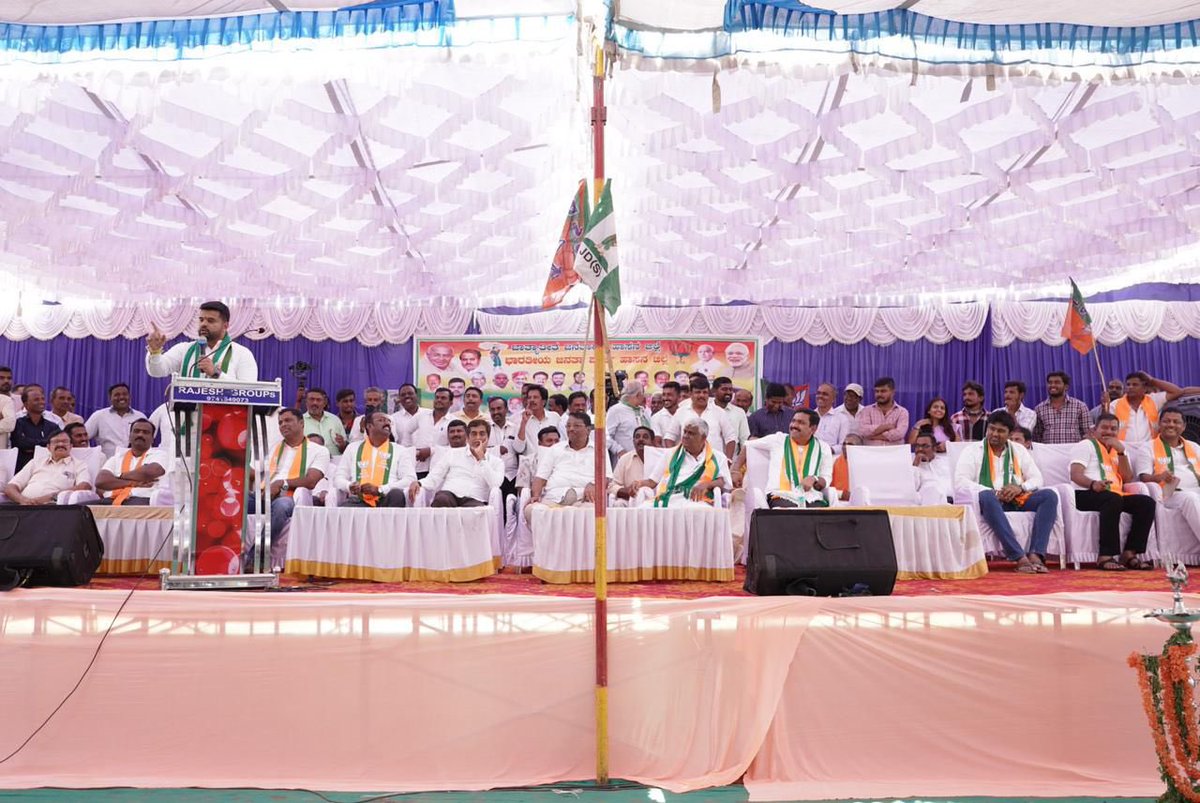 iPrajwalRevanna's tweet photo. ಲೋಕಸಭಾ ಚುನಾವಣೆ ಪ್ರಚಾರ ಕಾರ್ಯದ ಅಂಗವಾಗಿ ಇಂದು ನಮ್ಮ ಹೊಳೆನರಸೀಪುರ ಕ್ಷೇತ್ರದಲ್ಲಿ ಬಿಜೆಪಿ-ಜೆಡಿಸ್ ಕಾರ್ಯಕರ್ತರ ಸಮಾವೇಶ ನಡೆಸಲಾಯಿತು. 
ಬಿಜೆಪಿ ರಾಜ್ಯಾಧ್ಯಕ್ಷರಾದ ಶ್ರೀ ಬಿ. ವೈ. ವಿಜಯೇಂದ್ರ ಅವರು ಈ ಸಮಾವೇಶದಲ್ಲಿ ಭಾಗವಹಿಸುವ ಮೂಲಕ ಪ್ರಚಾರ ಕಾರ್ಯಕ್ಕೆ ಬಲ ತುಂಬಿದರು. ಈ ಸಂದರ್ಭದಲ್ಲಿ ಹೊಳೆನರಸೀಪುರ ಶಾಸಕರಾದ ಶ್ರೀ ಹೆಚ್. ಡಿ. ರೇವಣ್ಣನವರು, ಅರಕಲಗೂಡು ಶಾಸಕರಾದ ಶ್ರೀ ಎ. ಮಂಜು, ಸಕಲೇಶಪುರ ಶಾಸಕರಾದ ಶ್ರೀ ಸಿಮೆಂಟ್ ಮಂಜು, ವಿಧಾನಪರಿಷತ್ ಸದಸ್ಯರಾದ ಶ್ರೀ ಸೂರಜ್ ರೇವಣ್ಣನವರು, ಬಿಜೆಪಿ ಜಿಲ್ಲಾಧ್ಯಕ್ಷರಾದ ಶ್ರೀ ಸಿದ್ದೇಶ್ ನಾಗೇಂದ್ರ ಹಾಗೂ ಉಭಯ ಪಕ್ಷಗಳ ಹಲವಾರು ಮುಖಂಡರು, ಕಾರ್ಯಕರ್ತರುಗಳು ಉಪಸ್ಥಿತರಿದ್ದರು.
#JDS #BJP #LokasabhaElection2024 #ModiAgainIn2024 #Modi #Hassan #Karnataka