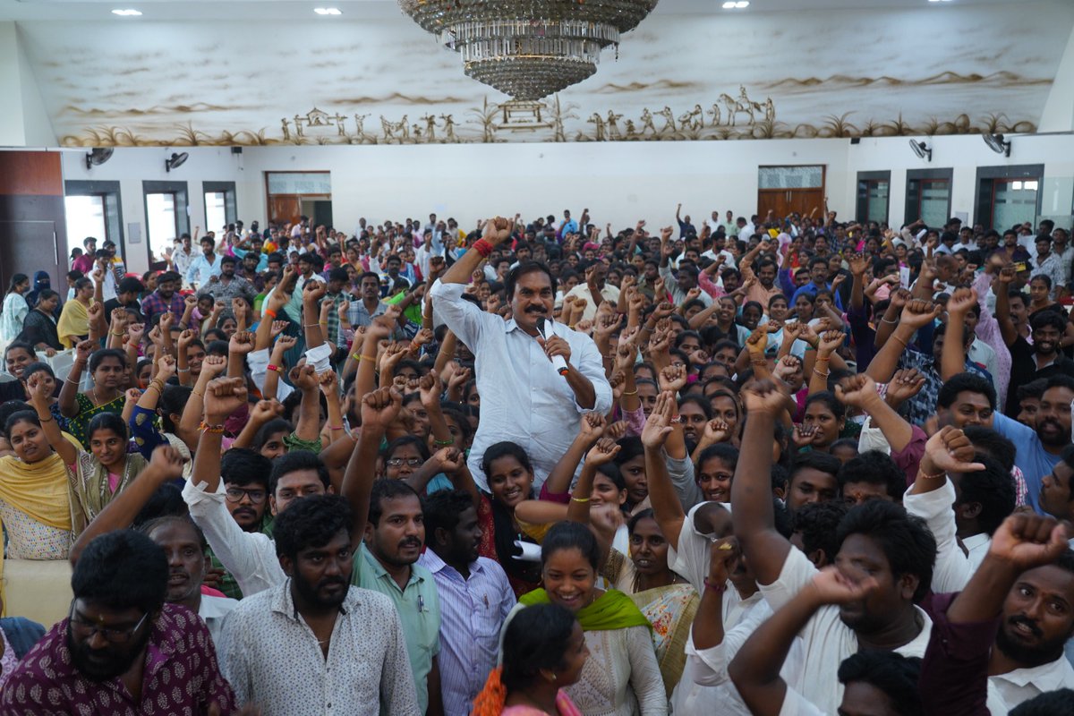 800 Village/Ward Volunteers resigned in Mandapeta!

#AndhraPradesh
