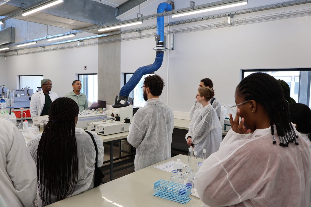 EnvHumSouth's tweet photo. Our graduate cohort, as part of the Researching the Anthropocene class, visited the Scientific Services, to learn more about environmental chemistry and the related methodological approaches used in Science. #EnvironmentalismInAfrica #Envhum #Envhumsouth https://t.co/NfuVM0WmF7
