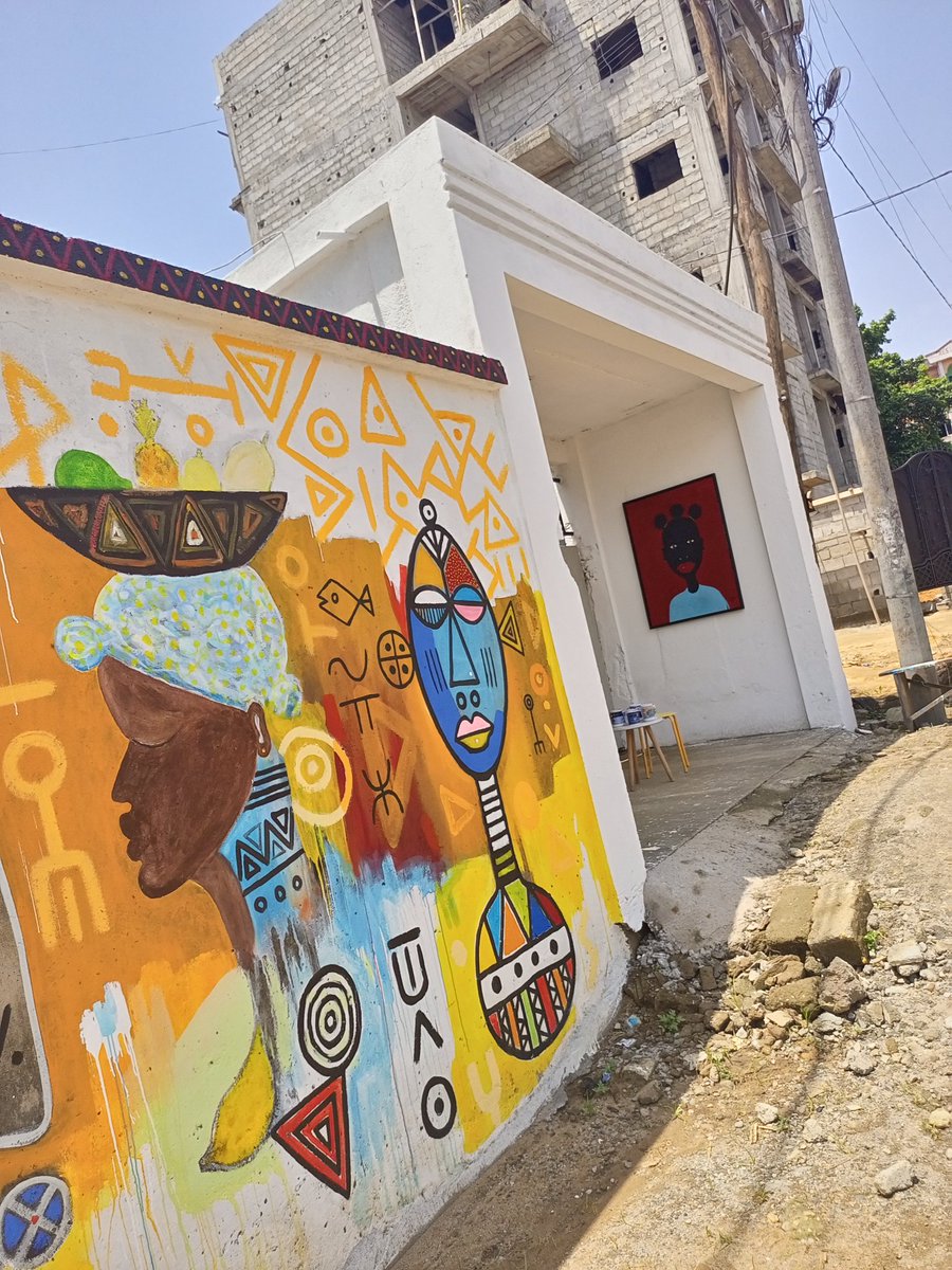 lagriffemboko's tweet photo. A l'occasion de la journée internationale de l'art, la TV du milliardaire Baba Danpoulo, DBS débarque à l'atelier ce lundi à 13h. On parlera de mon parcours professionnel, de la fresque qui éclaire la rue, et probablement de l'avion ou de Barécolé 😃 https://t.co/Go0hAErCUc