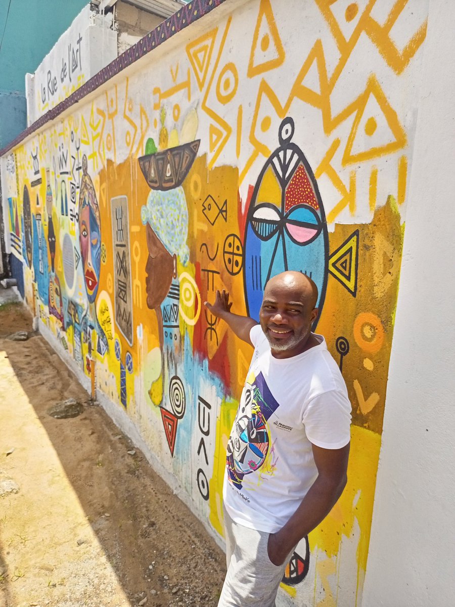 lagriffemboko's tweet photo. A l'occasion de la journée internationale de l'art, la TV du milliardaire Baba Danpoulo, DBS débarque à l'atelier ce lundi à 13h. On parlera de mon parcours professionnel, de la fresque qui éclaire la rue, et probablement de l'avion ou de Barécolé 😃 https://t.co/Go0hAErCUc