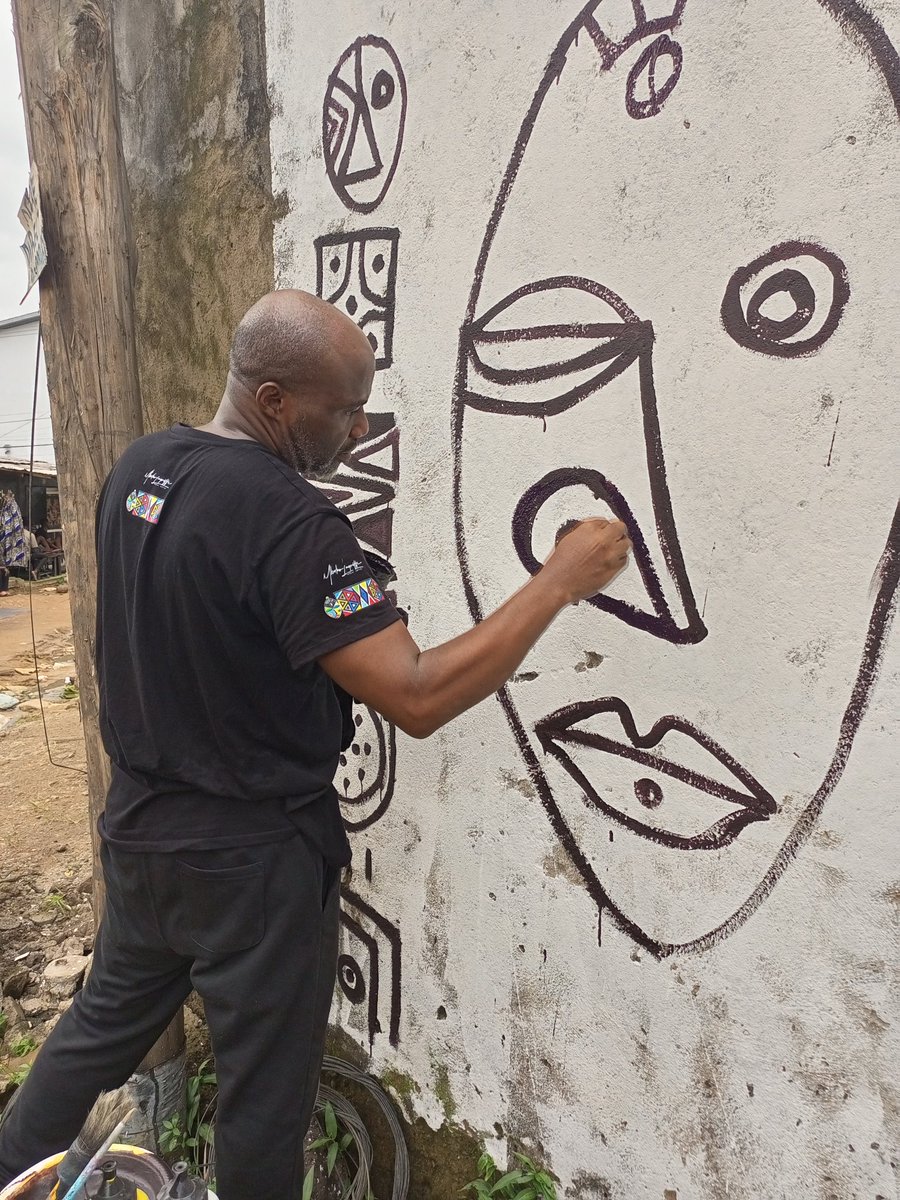 lagriffemboko's tweet photo. A l'occasion de la journée internationale de l'art, la TV du milliardaire Baba Danpoulo, DBS débarque à l'atelier ce lundi à 13h. On parlera de mon parcours professionnel, de la fresque qui éclaire la rue, et probablement de l'avion ou de Barécolé 😃 https://t.co/Go0hAErCUc