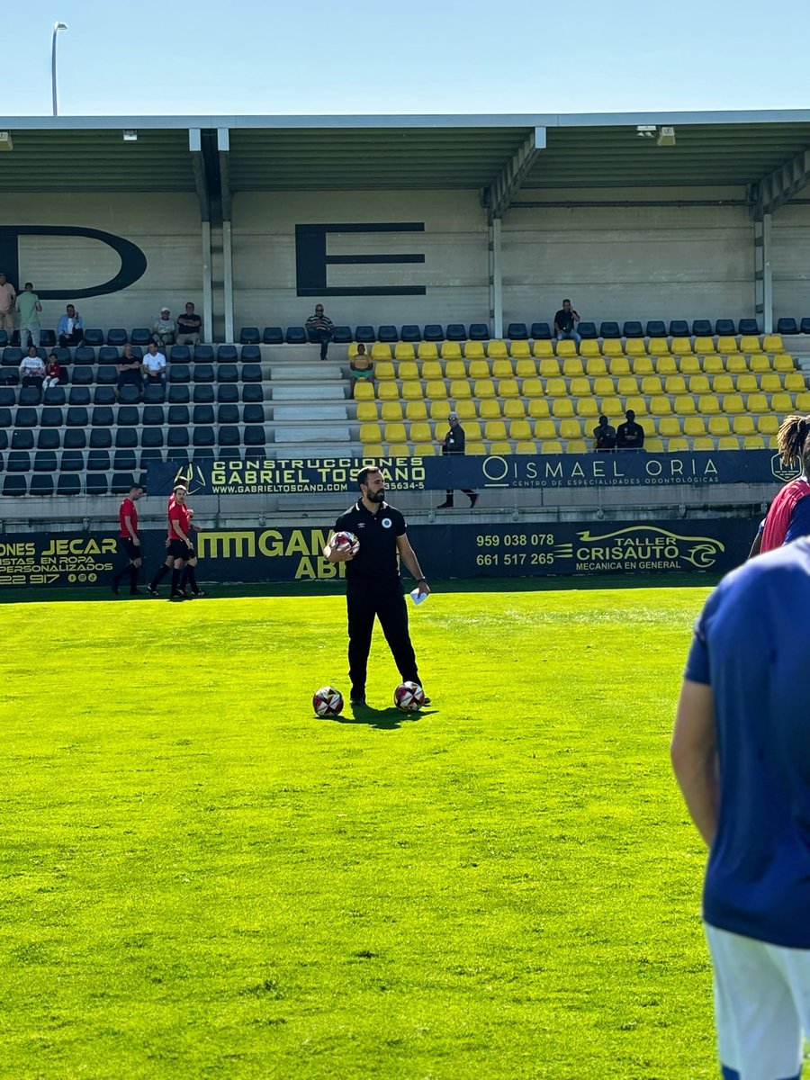PepeGil_17's tweet photo. Nuevas experiencias. Formando cuerpo técnico junto a Catanha en el @VELEZCFoficial #2RFEF https://t.co/Nbk81yGaJh