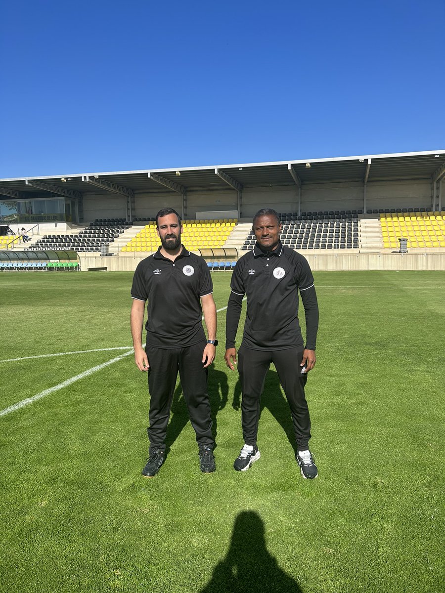 PepeGil_17's tweet photo. Nuevas experiencias. Formando cuerpo técnico junto a Catanha en el @VELEZCFoficial #2RFEF https://t.co/Nbk81yGaJh
