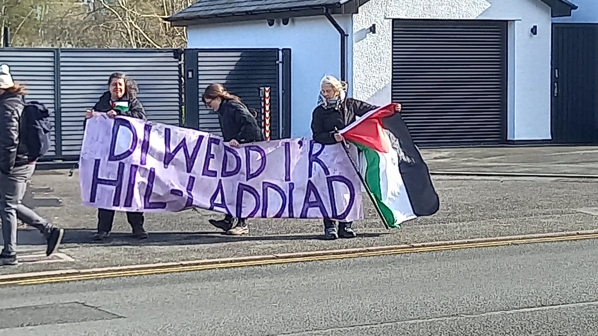 Honoured to lend support to the Solvay three outside Caernarfon Crown Court. Their action in support of justice and peace in Palestine back in 2021 led to this trial. Gaza's tragedy today shows how right and righteous they were. @genericredfern