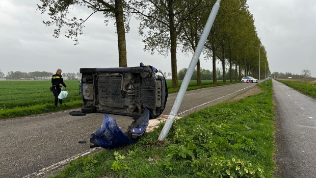 Auto belandt op z’n zijkant op de Rijnlanderweg in Hoofddorp -  rodi.nl/haarlemmermeer…