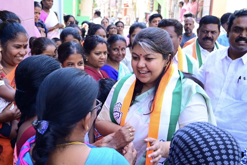 Sowmyareddyr's tweet photo. ಬೆಂಗಳೂರು ದಕ್ಷಿಣ ಲೋಕಸಭಾ ಕ್ಷೇತ್ರದ ವ್ಯಾಪ್ತಿಯ ಬಿಟಿಎಂ ವಿಧಾನಸಭಾ ಕ್ಷೇತ್ರದಾದ್ಯಂತ ಇಂದು ಚುನಾವಣೆ ಪ್ರಚಾರ ಕೈಗೊಂಡು, ಸ್ಥಳೀಯರನ್ನು, ವಾರ್ಡ್‌ ಅಧ್ಯಕ್ಷರು ಹಾಗೂ ಸದಸ್ಯರನ್ನು ಭೇಟಿ ಮಾಡಿ ಮಾತುಕತೆ ನಡೆಸಿ, ಅನೇಕ ಮುಖಂಡರ ಮನೆಗೆ ಭೇಟಿ ನೀಡಿ ಕುಶಲೋಪರಿ ವಿಚಾರಿಸಿದೆ.

ಮುಂಜಾನೆ ಈಜಿಪುರ ವಾರ್ಡ್‌ನ ಬಿಬಿಎಂಪಿ ಉದ್ಯಾನವನದ ಸುತ್ತಮುತ್ತ ಸಂಚರಿಸುತ್ತ ಸ್ಥಳೀಯರು, ವ್ಯಾಪಾರಿಗಳು ಹಾಗೂ ಪೌರಕಾರ್ಮಿಕರನ್ನು ಭೇಟಿಯಾದೆ. ನಂತರ ವೈಲ್ಡ್‌ಗ್ರಾಸ್‌ ಅಪಾರ್ಟ್‌ಮೆಂಟ್‌, ವಿಆರ್‌ಆರ್‌ ಹೋಮ್ಸ್‌, ಇಂದಿರಾ ಗಾಂಧಿ ನಗರ, ಆರ್‌.ಎ. ರಸ್ತೆಗೆ ನೀಡಿದೆ.

ಕ್ಷೇತ್ರದಲ್ಲಿ ಆಗಬೇಕಿರುವ ಬದಲಾವಣೆಗಳ ಕುರಿತು ಕೂಲಂಕುಶವಾಗಿ ಚರ್ಚಿಸಿದೆ. ಸಂಸದೆಯಾಗಿ ಸ್ಥಳೀಯರ ಆಶಯಗಳಂತೆ ಕೆಲಸ ಮಾಡುವುದಾಗಿ ಭರವಸೆ ನೀಡಿದೆ. 

ಈ ಸಂದರ್ಭ ಸಾರಿಗೆ ಹಾಗೂ ಮುಜರಾಯಿ ಸಚಿವರಾದ ಶ್ರೀ @RLR_BTM , ಮಾಜಿ ಕಾರ್ಪೋರೇಟರ್‌ಗಳು, ಬ್ಲಾಕ್‌, ವಾರ್ಡ್‌, ಮಹಿಳಾ ಹಾಗೂ ಯುವ ಸಂಘಟನೆಗಳ ಅಧ್ಯಕ್ಷರು, ಸ್ಥಳೀಯ ಮುಖಂಡರು ಮತ್ತು ಕಾರ್ಯಕರ್ತರು ಉಪಸ್ಥಿತರಿದ್ದರು.

#ದಕ್ಷಿಣಕ್ಕೆಸೌಮ್ಯ #SowmyaForSouth #SowmyaForNyaya #BengaluruSouth #Bangalore #BangaloreSouth 

1/2