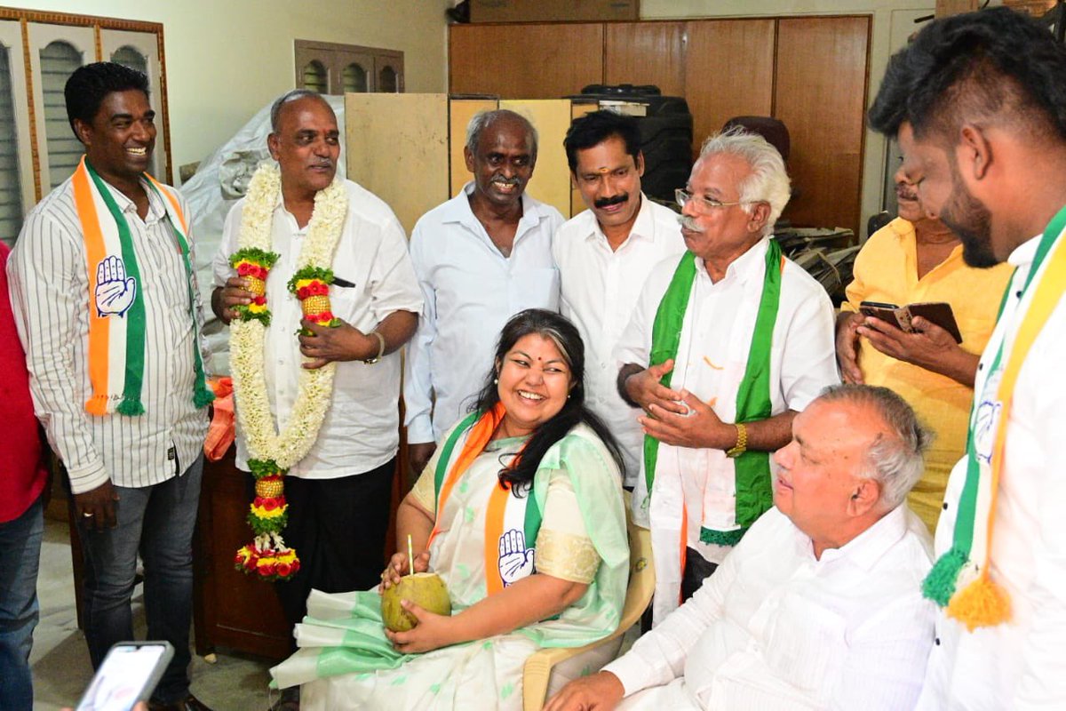 Sowmyareddyr's tweet photo. ಬೆಂಗಳೂರು ದಕ್ಷಿಣ ಲೋಕಸಭಾ ಕ್ಷೇತ್ರದ ವ್ಯಾಪ್ತಿಯ ಬಿಟಿಎಂ ವಿಧಾನಸಭಾ ಕ್ಷೇತ್ರದಾದ್ಯಂತ ಇಂದು ಚುನಾವಣೆ ಪ್ರಚಾರ ಕೈಗೊಂಡು, ಸ್ಥಳೀಯರನ್ನು, ವಾರ್ಡ್‌ ಅಧ್ಯಕ್ಷರು ಹಾಗೂ ಸದಸ್ಯರನ್ನು ಭೇಟಿ ಮಾಡಿ ಮಾತುಕತೆ ನಡೆಸಿ, ಅನೇಕ ಮುಖಂಡರ ಮನೆಗೆ ಭೇಟಿ ನೀಡಿ ಕುಶಲೋಪರಿ ವಿಚಾರಿಸಿದೆ.

ಮುಂಜಾನೆ ಈಜಿಪುರ ವಾರ್ಡ್‌ನ ಬಿಬಿಎಂಪಿ ಉದ್ಯಾನವನದ ಸುತ್ತಮುತ್ತ ಸಂಚರಿಸುತ್ತ ಸ್ಥಳೀಯರು, ವ್ಯಾಪಾರಿಗಳು ಹಾಗೂ ಪೌರಕಾರ್ಮಿಕರನ್ನು ಭೇಟಿಯಾದೆ. ನಂತರ ವೈಲ್ಡ್‌ಗ್ರಾಸ್‌ ಅಪಾರ್ಟ್‌ಮೆಂಟ್‌, ವಿಆರ್‌ಆರ್‌ ಹೋಮ್ಸ್‌, ಇಂದಿರಾ ಗಾಂಧಿ ನಗರ, ಆರ್‌.ಎ. ರಸ್ತೆಗೆ ನೀಡಿದೆ.

ಕ್ಷೇತ್ರದಲ್ಲಿ ಆಗಬೇಕಿರುವ ಬದಲಾವಣೆಗಳ ಕುರಿತು ಕೂಲಂಕುಶವಾಗಿ ಚರ್ಚಿಸಿದೆ. ಸಂಸದೆಯಾಗಿ ಸ್ಥಳೀಯರ ಆಶಯಗಳಂತೆ ಕೆಲಸ ಮಾಡುವುದಾಗಿ ಭರವಸೆ ನೀಡಿದೆ. 

ಈ ಸಂದರ್ಭ ಸಾರಿಗೆ ಹಾಗೂ ಮುಜರಾಯಿ ಸಚಿವರಾದ ಶ್ರೀ @RLR_BTM , ಮಾಜಿ ಕಾರ್ಪೋರೇಟರ್‌ಗಳು, ಬ್ಲಾಕ್‌, ವಾರ್ಡ್‌, ಮಹಿಳಾ ಹಾಗೂ ಯುವ ಸಂಘಟನೆಗಳ ಅಧ್ಯಕ್ಷರು, ಸ್ಥಳೀಯ ಮುಖಂಡರು ಮತ್ತು ಕಾರ್ಯಕರ್ತರು ಉಪಸ್ಥಿತರಿದ್ದರು.

#ದಕ್ಷಿಣಕ್ಕೆಸೌಮ್ಯ #SowmyaForSouth #SowmyaForNyaya #BengaluruSouth #Bangalore #BangaloreSouth 

1/2