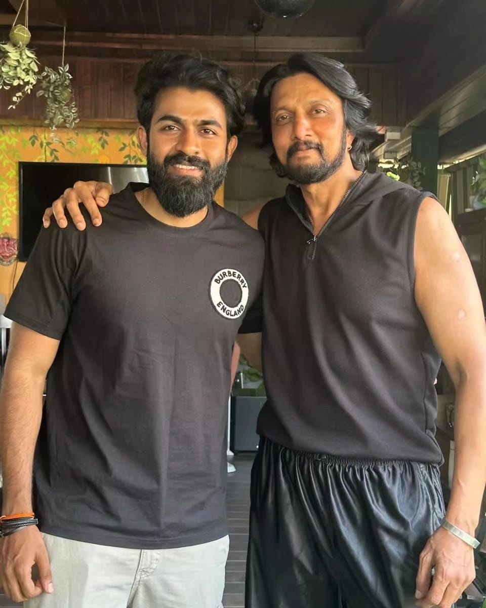 BFK_Raibag's tweet photo. Exclusive Pictures.!😍👌
Our Baadshah @KicchaSudeep Boss with @YuvaTheFilm movie Team.!❤🤩
#BlockbusterYuva #MaxTheMovie #FamilyBlockbusterYuva #Yuvan @SanthoshAnand15 @yuva_rajkumar https://t.co/v8zbupAd9c