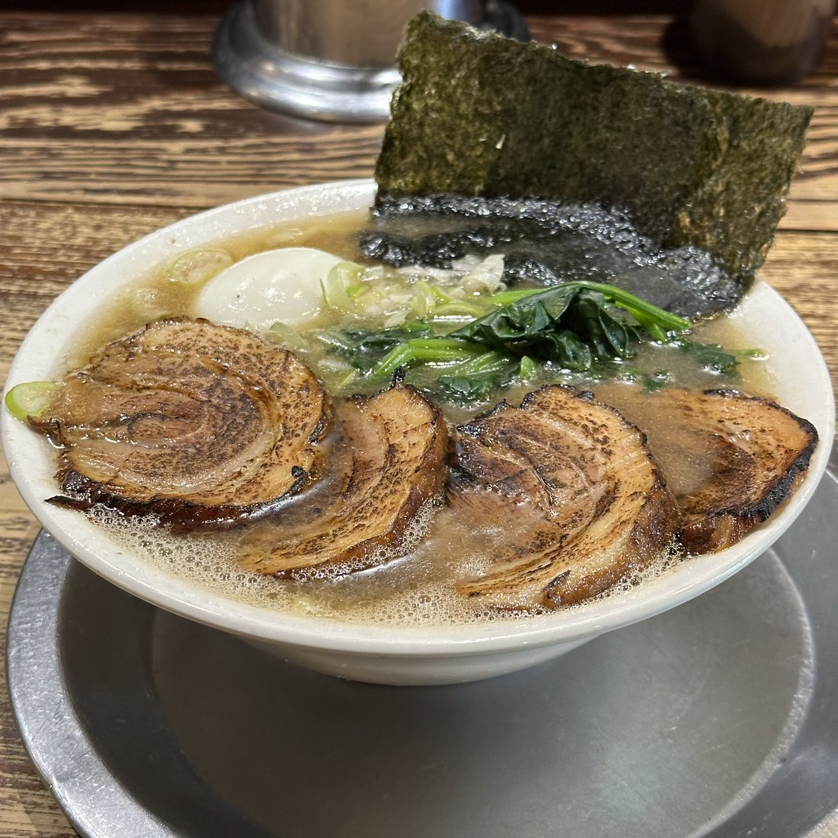 ラーメン あじゃあら_十日市場
厚切りあぶり焼豚麺
半熟玉子

ご馳走様でした🌟
とおかいちばのオドルワ
アジャアラさ💃
アブチャーがめ⤴︎し⤵︎と
すんばらしく合いますなあ
ニンニクもいれてパゥワー補充🧄