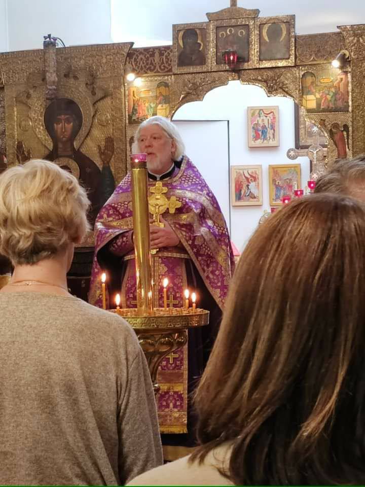 Перешедший в Константинопольский патриархат Алексей минский теперь служит в Париже, сообщил Алексей Венедиктов. Напомним, Уминский бил лишен сана патриархом Кириллом за отказ читать молитву о победе над Украиной. После этого священника восстановил в сане константинопольский…