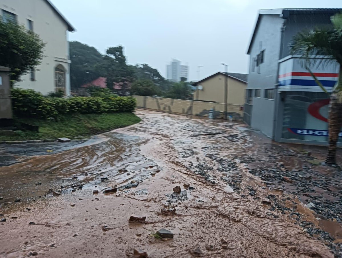 MARIUSBROODRYK's tweet photo. 🌧️⚠️ WEATHER ALERT: Level 5 disruptive rains forecasted for today in eThekwini and South Coast (uMzumbe, Ray Nkonyeni, uMdoni) until midnight. Please take necessary precautions and stay safe! #BeDisasterWise Image: Damage inflicted by weather conditions yesterday in the South Coast.