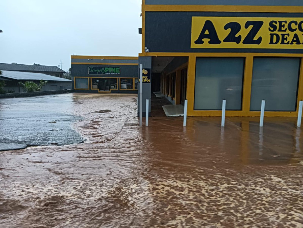 MARIUSBROODRYK's tweet photo. 🌧️⚠️ WEATHER ALERT: Level 5 disruptive rains forecasted for today in eThekwini and South Coast (uMzumbe, Ray Nkonyeni, uMdoni) until midnight. Please take necessary precautions and stay safe! #BeDisasterWise Image: Damage inflicted by weather conditions yesterday in the South Coast.
