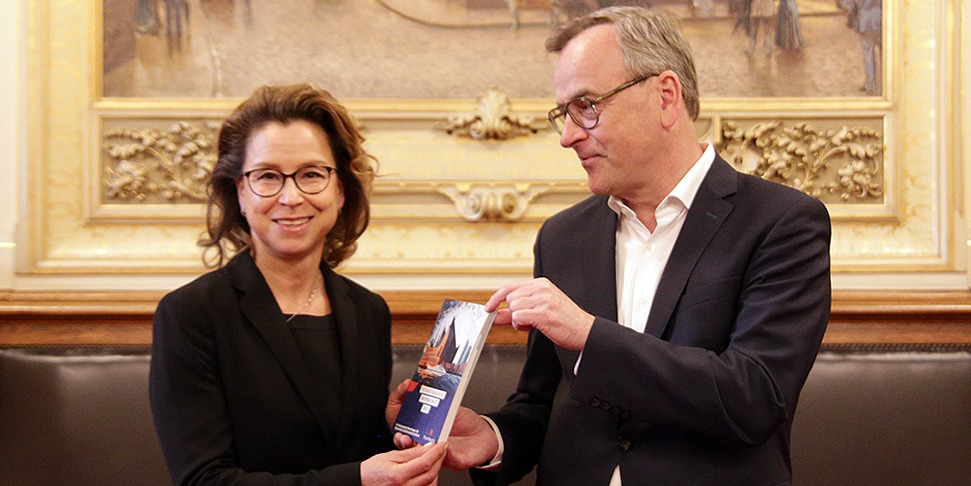 Präsidentin <a href="/carola_veit/">Carola Veit</a> hat den 32. Tätigkeitsbericht des Hamburgischen Beauftragten für Datenschutz und Informationsfreiheit Thomas Fuchs <a href="/vulpexhamburg/">thomas fuchs</a> entgegengenommen. Im Bericht geht es u.a. um Cyberangriffe, den Einsatz von KI, und Microsoft 365. hamburgische-buergerschaft.de/nachrichten/18…