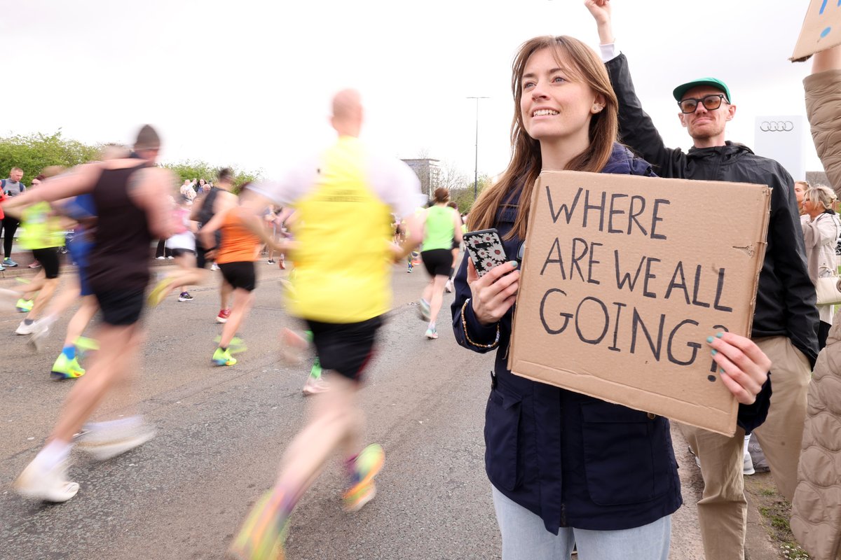 The supporter signs still have us smiling! Here are just a few we captured on the day 😂 Tell us your favourites in the comments! 👇 #ManchesterMarathon