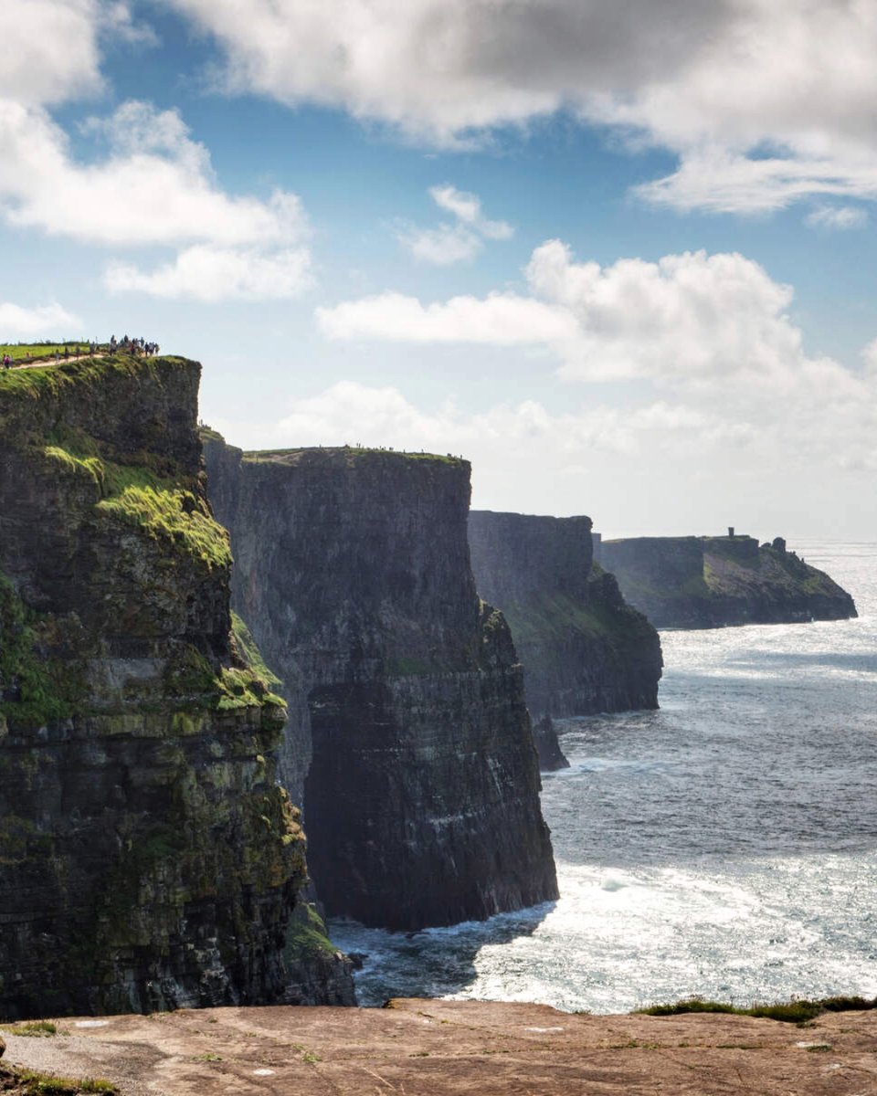 Have you heard? It's the #WildAtlanticWay 10th birthday! 🎂 To celebrate 10 years of this journey along Ireland's scenic west coast, we've rounded up 10 BUCKET LIST essentials not to be missed on the route... 🤩💚 1) ✅ Cliffs of Moher, Co. Clare - An iconic Irish sight!
