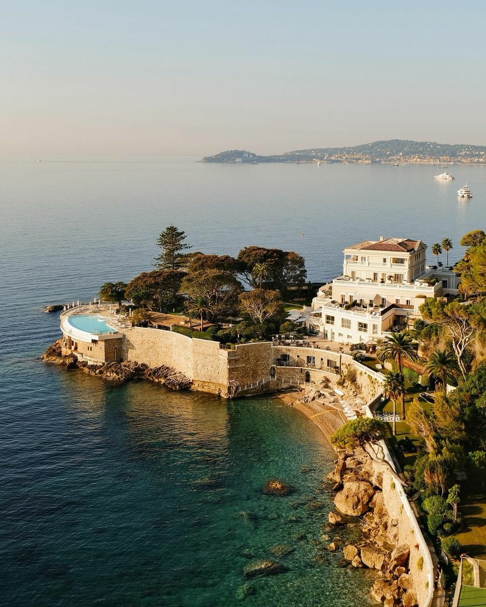 🇫🇷L’hôtel du Cap Estel réouvre ses portes très prochainement ! . . . 🇬🇧The Cap Estel hotel will be reopening very soon ! . . . 📸hannahedace (IG) #Eze #Ezevillage #CotedAzurFrance #ExploreNiceCotedAzur