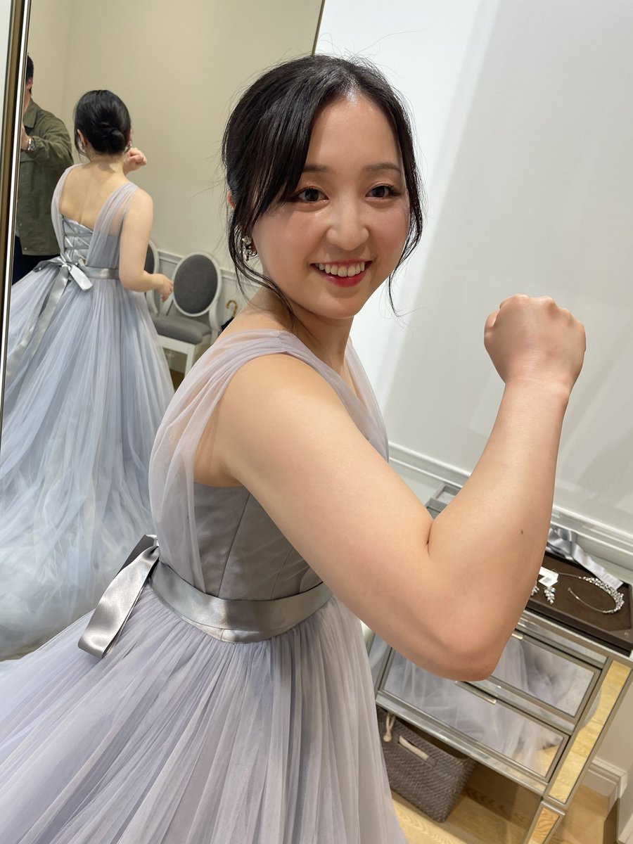 wakikodayo's tweet photo. 初めてドレスの試着行ってきたんだけど、二の腕がそれはそれは逞しくて！！！！！！気合い入りました！！！！！！！！！あと背中の肉やばすぎて谷間みたいになってんのめっちゃ草。運動がんばるためにビフォーとして載せちゃう！！！！！ちなみに159cm 56kgなので今ほぼ標準体重くらいっす(骨スト) https://t.co/YBcBqT9Dt5