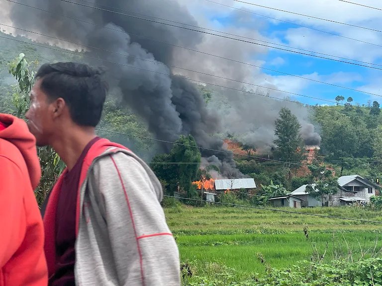 Chhotu_Vasava's tweet photo. The #Kuki majority villages of Kuraopokpi and Chatong, near Kakching town, were burnt by Meitei mobs en-route to Pallel, on 8 September.
#SaveKuki_Zo #MeiteiAtrocities
#MeiteiButcherCommunity
#MeiteiCannibals
@jeegujja reports from #Manipur.
https://t.co/1IXuPaiTqN… https://t.co/VeoyVeSFeB