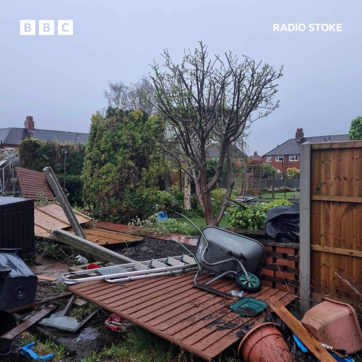 meteo60's tweet photo. Une possible #tornade a été signalée au passage du front actif ce matin du côté de #Knutton au #RoyaumeUni. Des dégâts parfois importants ont été signalés.
Photos via @Met4CastUK https://t.co/uYc6dU4r9a