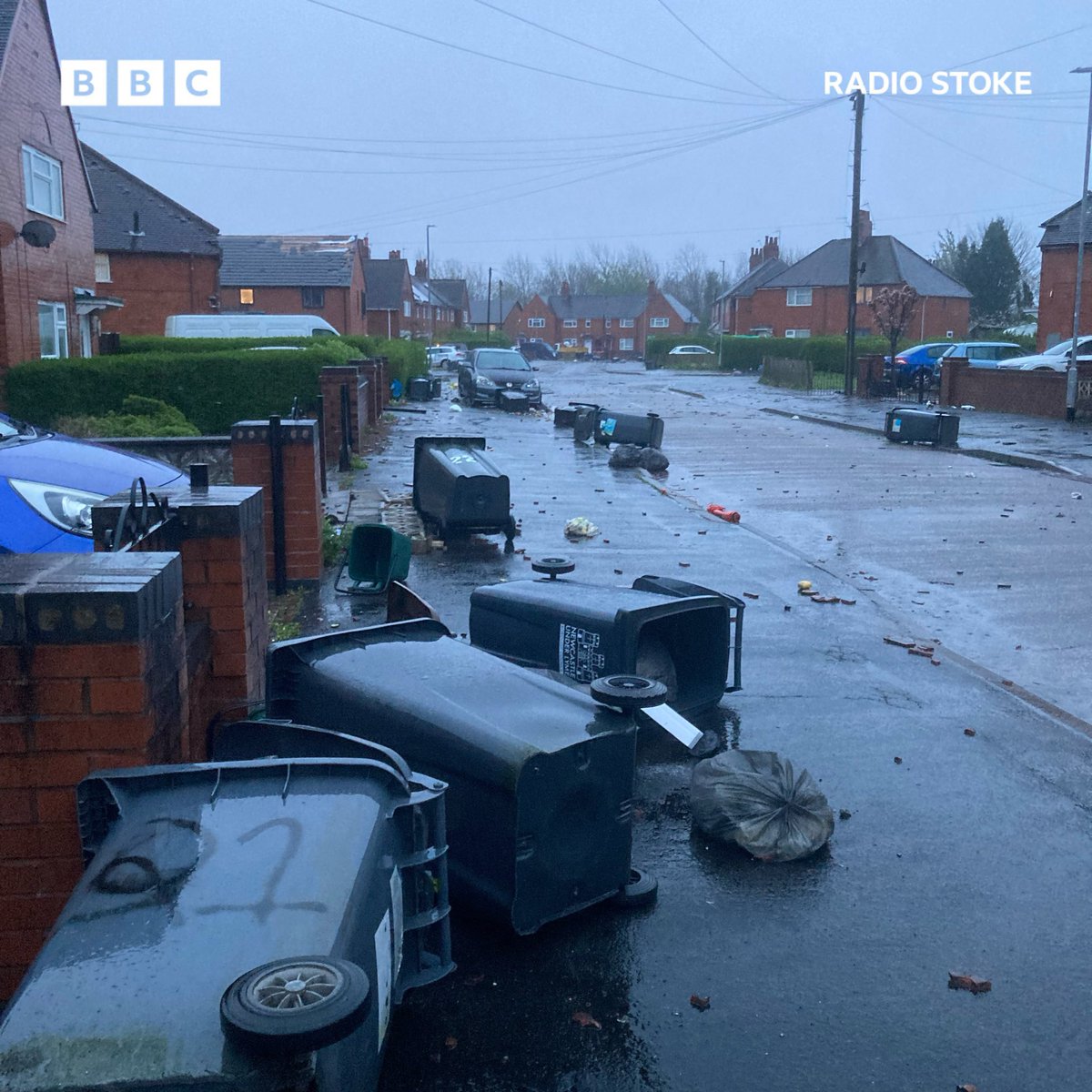 meteo60's tweet photo. Une possible #tornade a été signalée au passage du front actif ce matin du côté de #Knutton au #RoyaumeUni. Des dégâts parfois importants ont été signalés.
Photos via @Met4CastUK https://t.co/uYc6dU4r9a