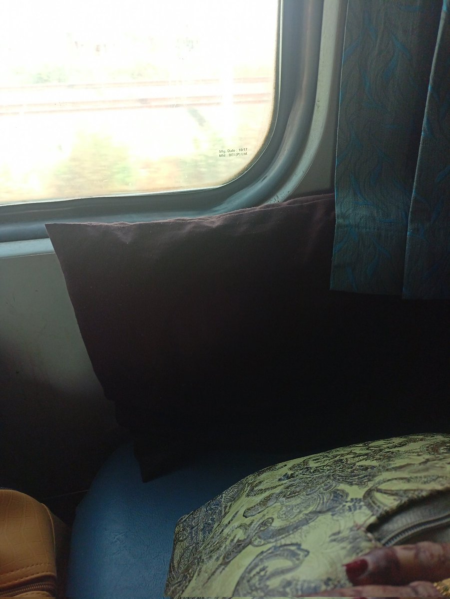 ByAnuj's tweet photo. @drm_umb i am traveling in 22451, vide pnr 8216932011. badding not provided. put used badding that is also , dirty and not in proper manner. pillow cover also missing, no towel provided. very bad. do needful. no attendant present in B6. https://t.co/GTIx8lQFKS
