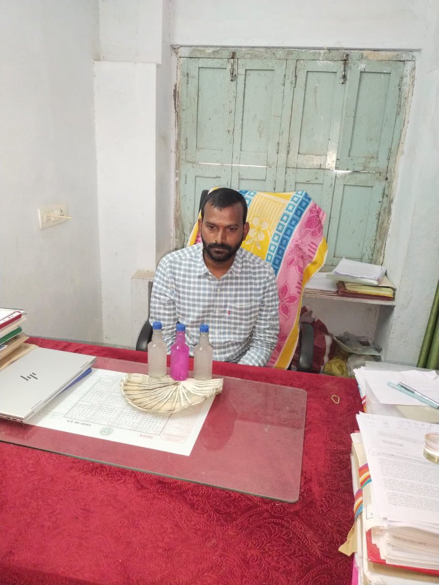 K Someshwar, the Assistant Director of the #DrugControlAdministration in the #Nalgonda Zone and the In-Charge Miryalguda,was apprehended by the #ACB at his office when he demanded and accepted a bribe of Rs 18,000/-from a person named Chittepu Saidi Reddy. #Telangana @CVAnandIPS