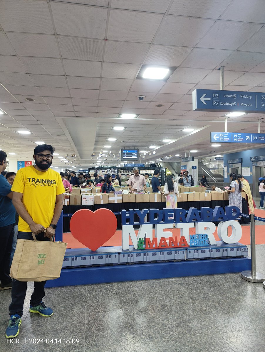 #hyderabadactivemobilityrevolution Adoption of @ltmhyd #Metro #publictransportation Visit to book an exhibition at Ameerpet metro station 🚉 #ChethiloSanchi #CarryYourOwnBag #BookLovers #BookReaders #ActiveMobility #ActiveMobilityChallenge @sselvan @ALitRunner