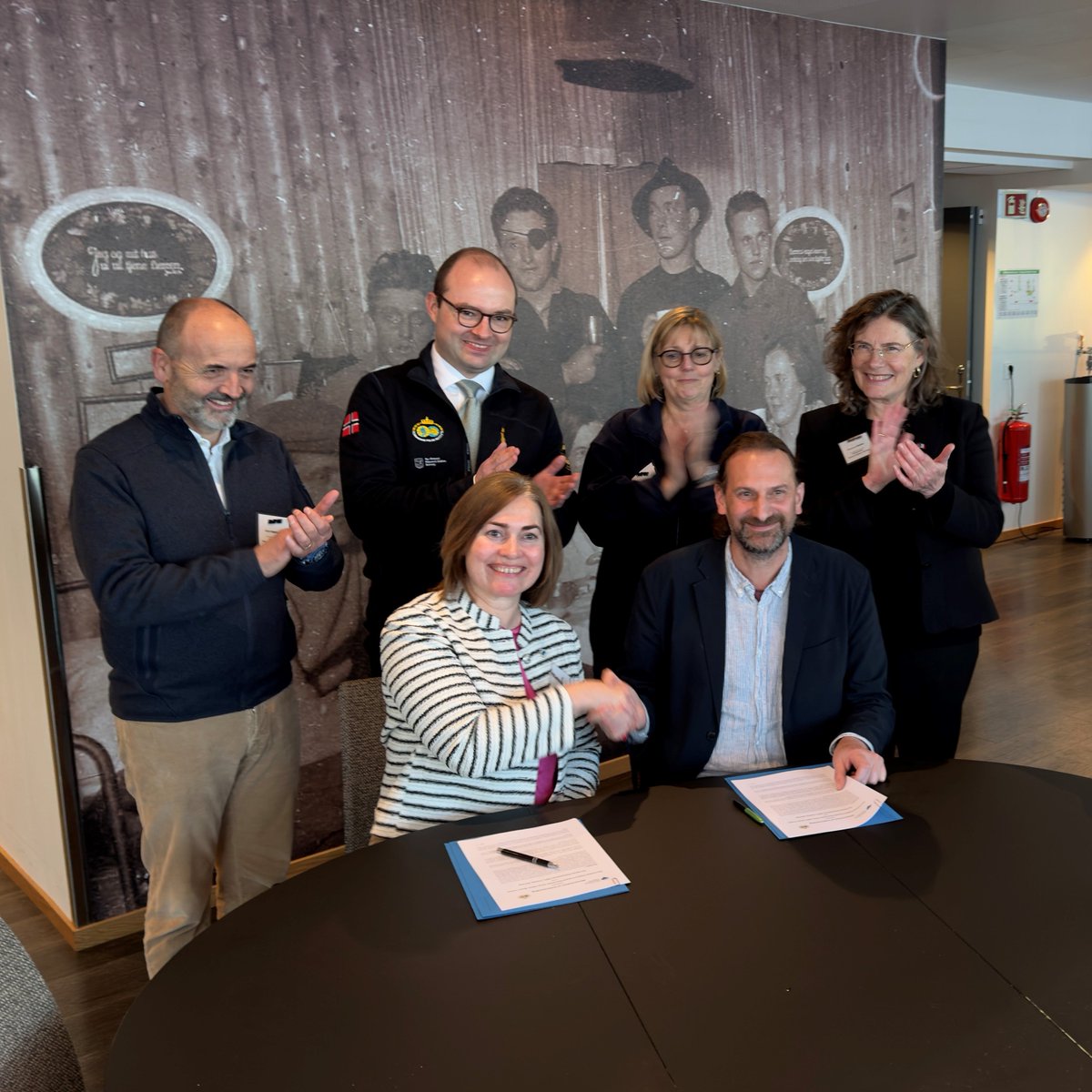 IPEV is an important cooperating partner for NPI. Further strengthening of collaboration marked by signing of MoU during visit from the French and Norwegian Ministry of Education and Research in Ny-Ålesund Research Station, #Svalbard. @_IPEV Photo: Geir Gotaas, NPI