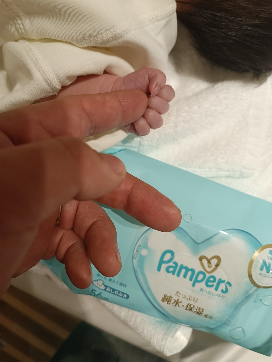 typefun's tweet image. 【ご報告】本日第2子となる娘が誕生しました。
予定日より10日以上早い出産で分娩室入って5分くらいで出てきてくれて産まれる前ら親孝行してくれる優しい子です。
母子共に健康でそっちは言うことないのですが妻が入院してる間の上の子の寝かしつけが鬼門ですね…
これから２児の父として頑張ります💪