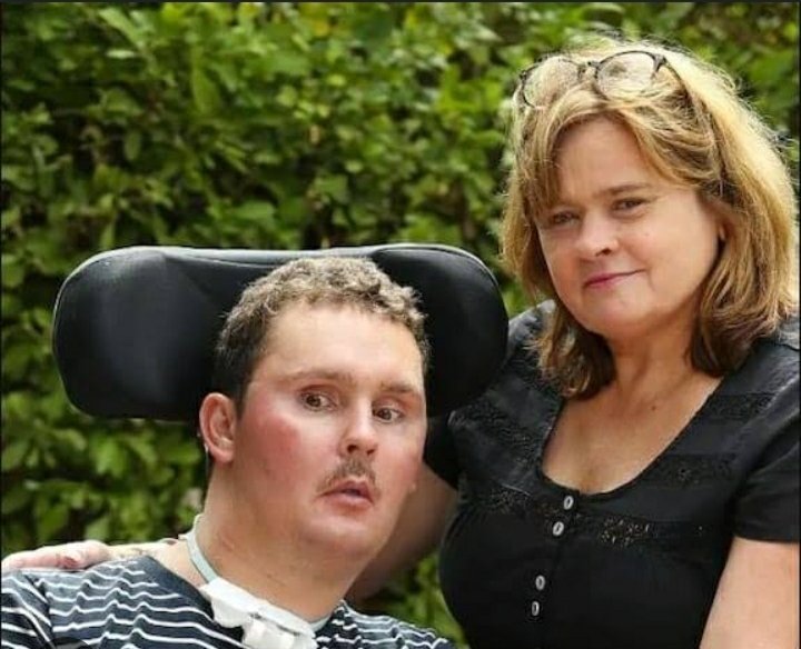 An Australian Sam Ballard who became paraplegic after swallowing a slug for a dare at a friend's party died aged at 28. Young Sam  was 19yrs and a promising rugby player when he ate the slug in 2010. He died 9yrs later. I know life is fast but let's be careful out there. 👌🏽