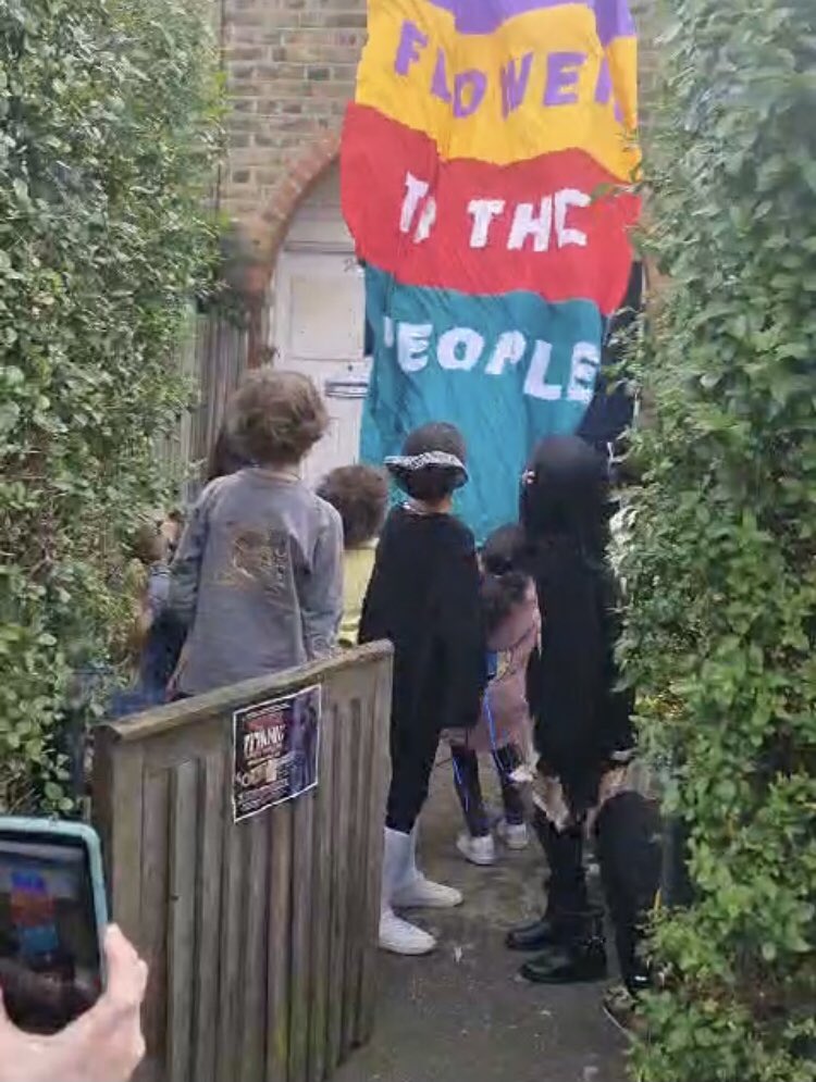 Absolutely 100% #Peace #Love #FlowerToThePeople on Lessingham Avenue yesterday! Give it up for the incredible Tim @tootingrastacc who did so much to make yesterday’s extraordinary #TitanicTooting one of the best ever days @SadiqKhan @DrRosena @wandbc @fircroftSW17