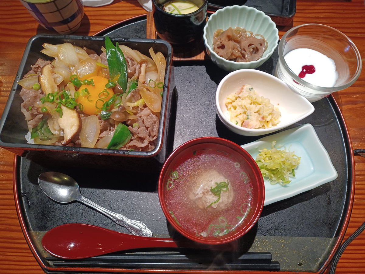 0dd_Odd's tweet photo. 大衆割烹　里:/和牛すき重

ランチは月、火限定らしい🍚こんなにたくさんついてて1000円は嬉しい😌もちろん美味しいし😋アジフライが人気なのか頼んでる人が多かった🐟️

#静岡グルメ #静岡ランチ #里 #和牛すき重 #大衆割烹 #和食 #静岡 #ランチ https://t.co/a0IABq4mae