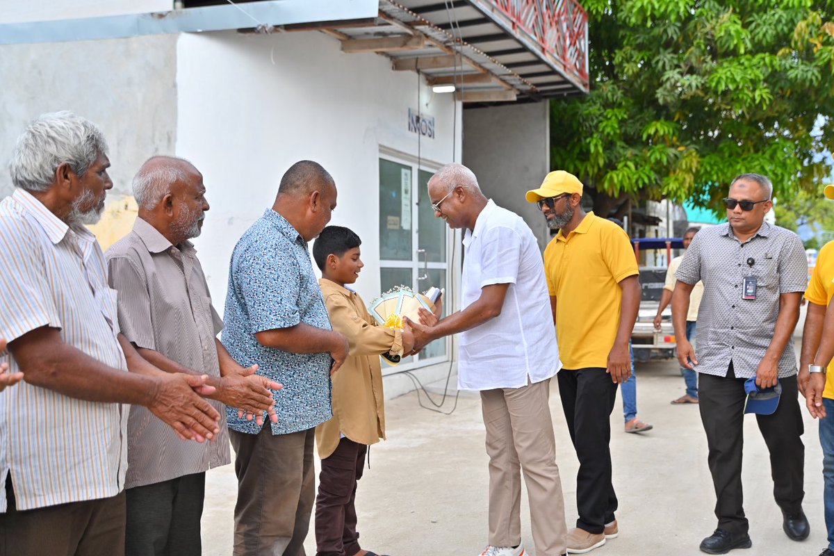MDPSecretariat's tweet photo. މަޖިލިސް20 ޅ.ނައިފަރު ދާއިރާއަށް ވާދަކުރައްވާ މިޕާޓީގެ ކެންޑިޑޭޓް @yaasy7 ގެ ކެންޕެއިނަށް ރައީސް @ibusolih ޅ.ނައިފަރަށް ވަޑައިގަތުމުން ހޫނު މަރުޚަބާ އެއް ދަންނަވައިފި. 

މިސްރާބު ހަމަ މަގަށް އެޅުވުމަށް ޅ.ނައިފަރު ދާއިރާއަށް ވާދަކުރައްވާ އެމްޑީޕީގެ ކެންޑިޑޭޓް އަޙްމަދު ޔާސިރު 7️⃣✅ އަށް ވޯޓް ދެއްވާ!  ⚖️ 

   #VoteMDP
   #MisraabuHamaMagah