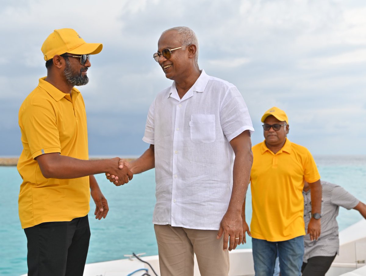 MDPSecretariat's tweet photo. މަޖިލިސް20 ޅ.ނައިފަރު ދާއިރާއަށް ވާދަކުރައްވާ މިޕާޓީގެ ކެންޑިޑޭޓް @yaasy7 ގެ ކެންޕެއިނަށް ރައީސް @ibusolih ޅ.ނައިފަރަށް ވަޑައިގަތުމުން ހޫނު މަރުޚަބާ އެއް ދަންނަވައިފި. 

މިސްރާބު ހަމަ މަގަށް އެޅުވުމަށް ޅ.ނައިފަރު ދާއިރާއަށް ވާދަކުރައްވާ އެމްޑީޕީގެ ކެންޑިޑޭޓް އަޙްމަދު ޔާސިރު 7️⃣✅ އަށް ވޯޓް ދެއްވާ!  ⚖️ 

   #VoteMDP
   #MisraabuHamaMagah