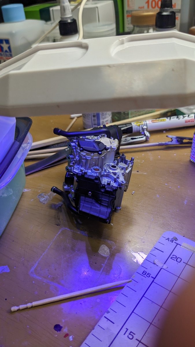 MASAMETAL17's tweet image. エンジンオイルのサイトグラス部分にクリアイエロー垂らして乾燥後にUVクリアレジンでコーティング

上手くいった気がする

#MENGMODEL
#バイクプラモ盛り上げ隊
#BMW