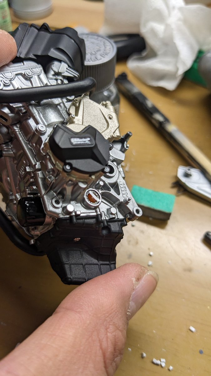 MASAMETAL17's tweet image. エンジンオイルのサイトグラス部分にクリアイエロー垂らして乾燥後にUVクリアレジンでコーティング

上手くいった気がする

#MENGMODEL
#バイクプラモ盛り上げ隊
#BMW