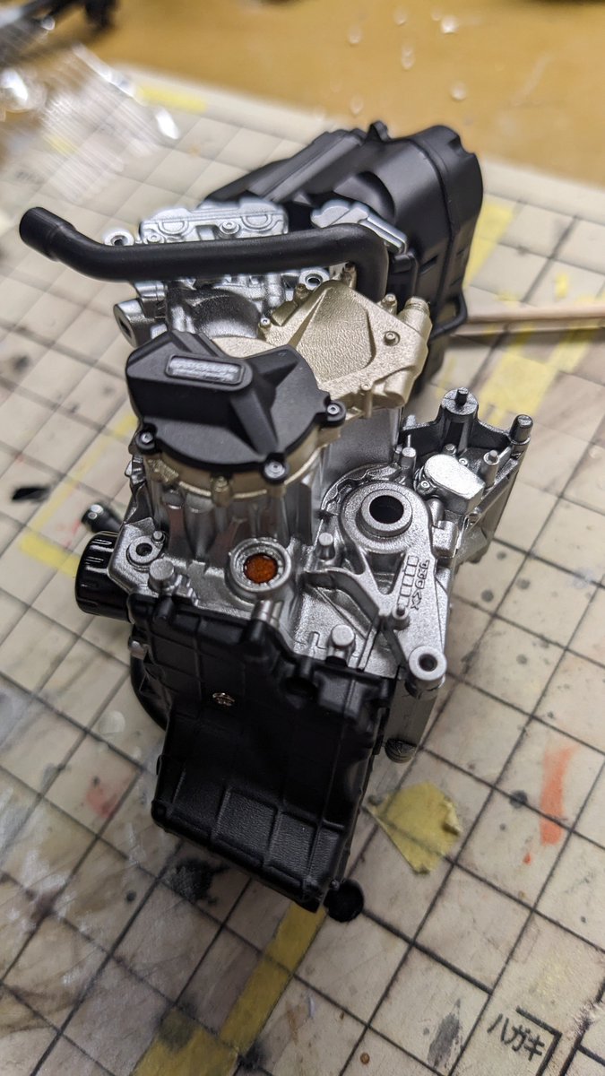 MASAMETAL17's tweet image. エンジンオイルのサイトグラス部分にクリアイエロー垂らして乾燥後にUVクリアレジンでコーティング

上手くいった気がする

#MENGMODEL
#バイクプラモ盛り上げ隊
#BMW