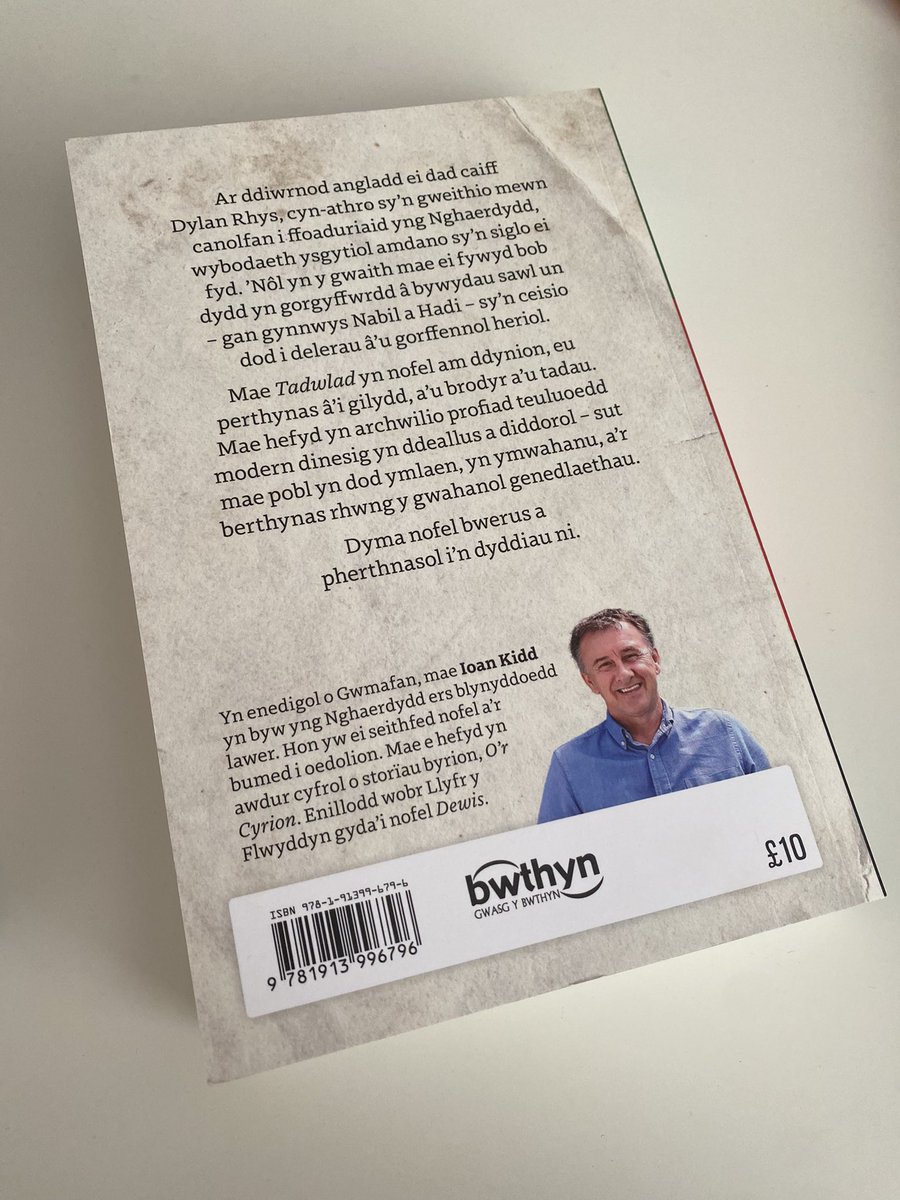 T A D W L A D - Ioan Kidd Mae nofel newydd Ioan Kidd wedi cyrraedd y siopau ac ar gael rŵan i chi brynu copi. Dyma seithfed nofel Ioan. Enillodd wobr Barn y Bobl @golwg360 a gwobr Llyfr y Flwyddyn gyda’i nofel Dewis. £10