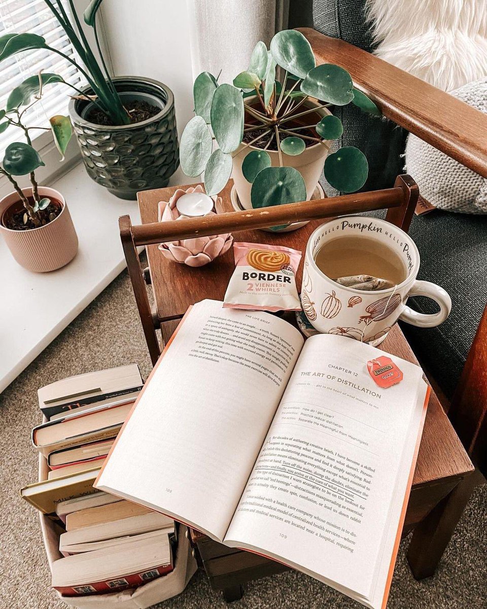 📖 " Ya sea que tengas siete o sesenta y siete años, tu libro favorito es como un viejo amigo que te espera siempre con los brazos abiertos".

🖋 Sarah Jio