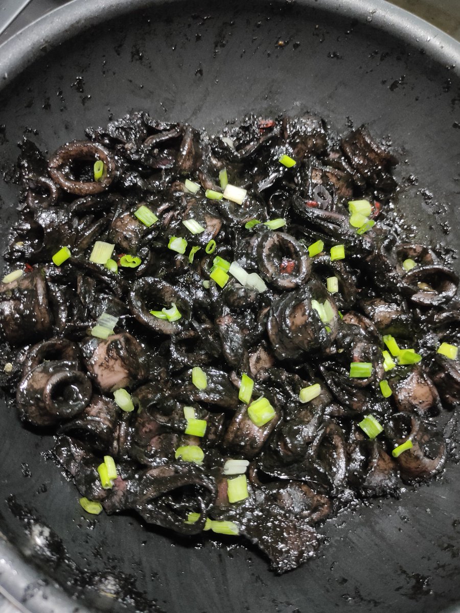 masakanrisa's tweet photo. selama lebaran kemarin gak sempet ngetweet disini, akhirnya hari ini aku mulai masak lagi 😆

aku masak cumi item 🦑🖤 https://t.co/kMBkrnnPep