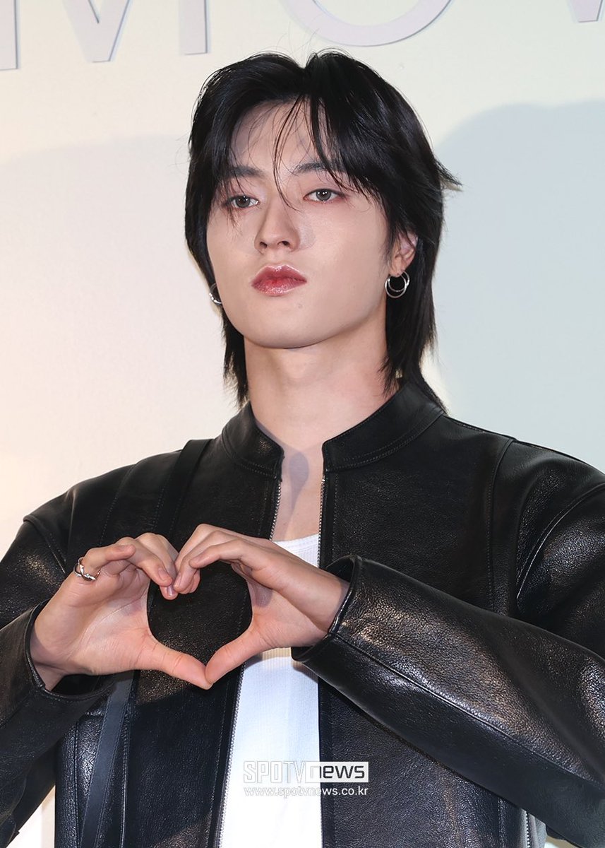 KPOPFAVE_'s tweet photo. [240415] It’s @treasuremembers’ #HARUTO here at the @RIMOWA Photocall in Seoul! 🖤 #TREASURE #트레저 #トレジャー #하루토 #RIMOWA #HARUTO_X_RIMOWA https://t.co/s2henONyHQ